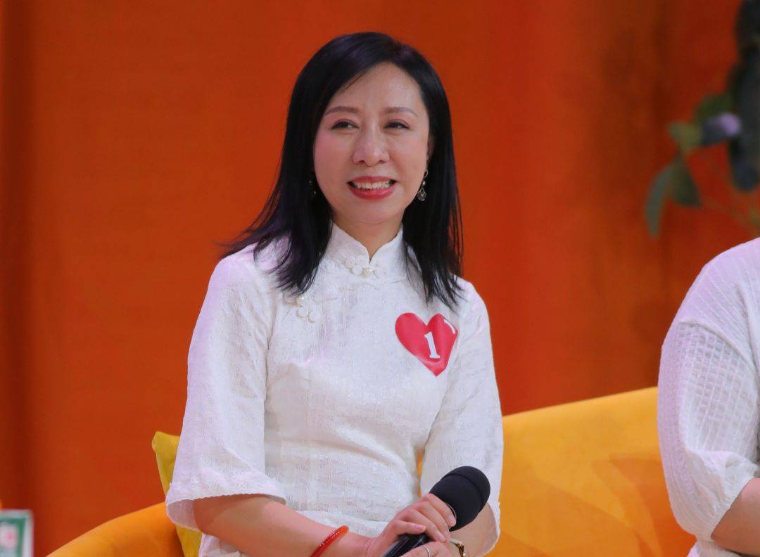 一号女嘉宾邢桂莉今年55岁,大专学历,是一名茶艺老师,平时也喜欢插花.