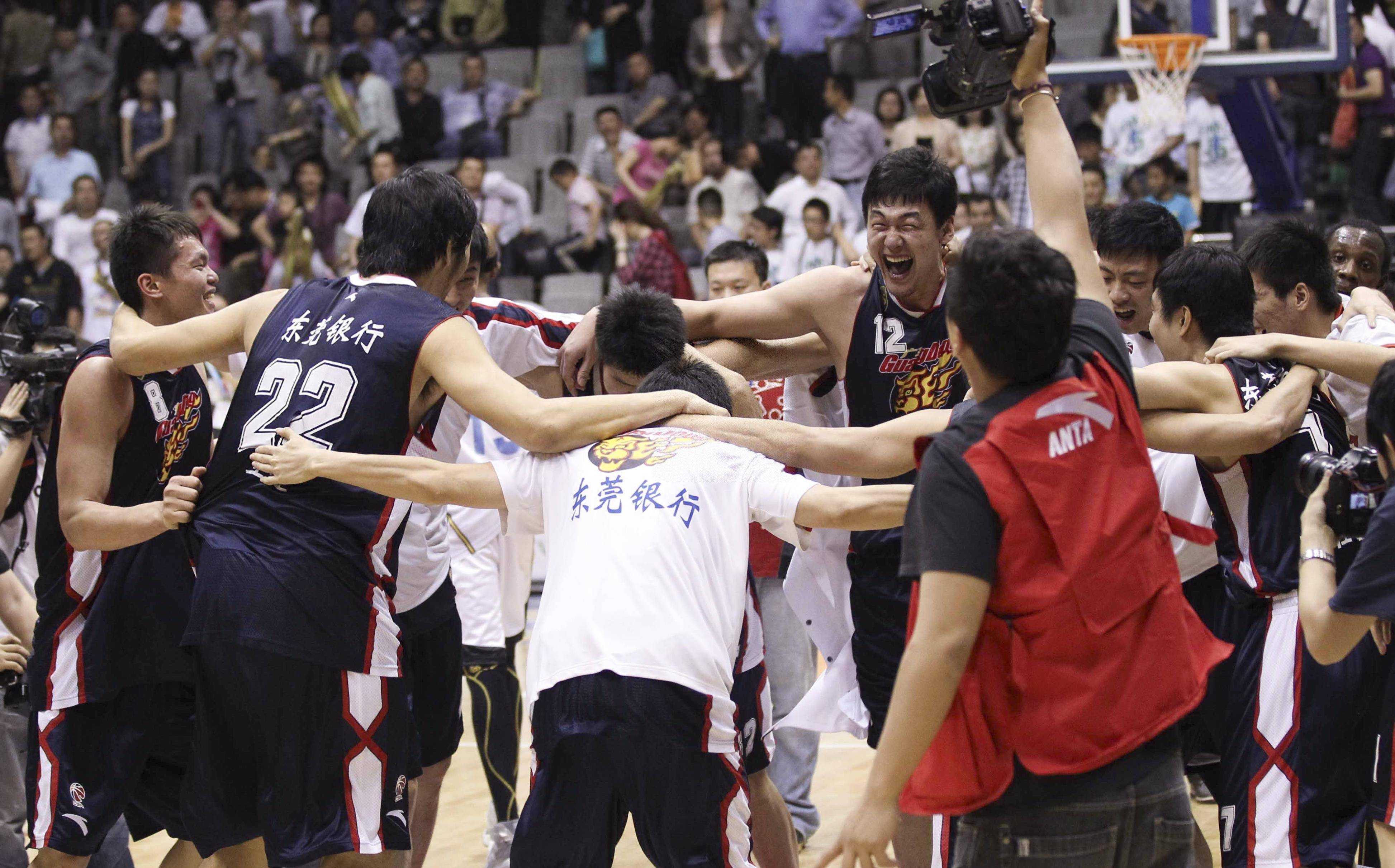 凭借着自掏腰包支付的高额年薪,朱芳雨深陷其中,无法出口.