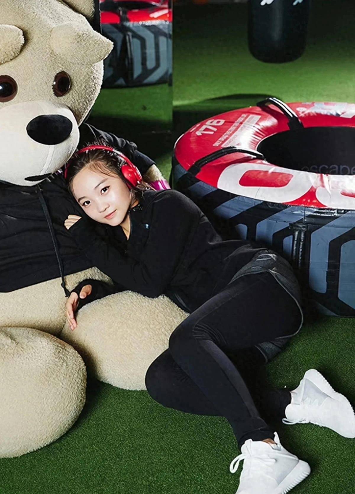 当年假唱的林妙可,如今身材时尚火辣,眼神勾人,拒绝打擦边球_成长