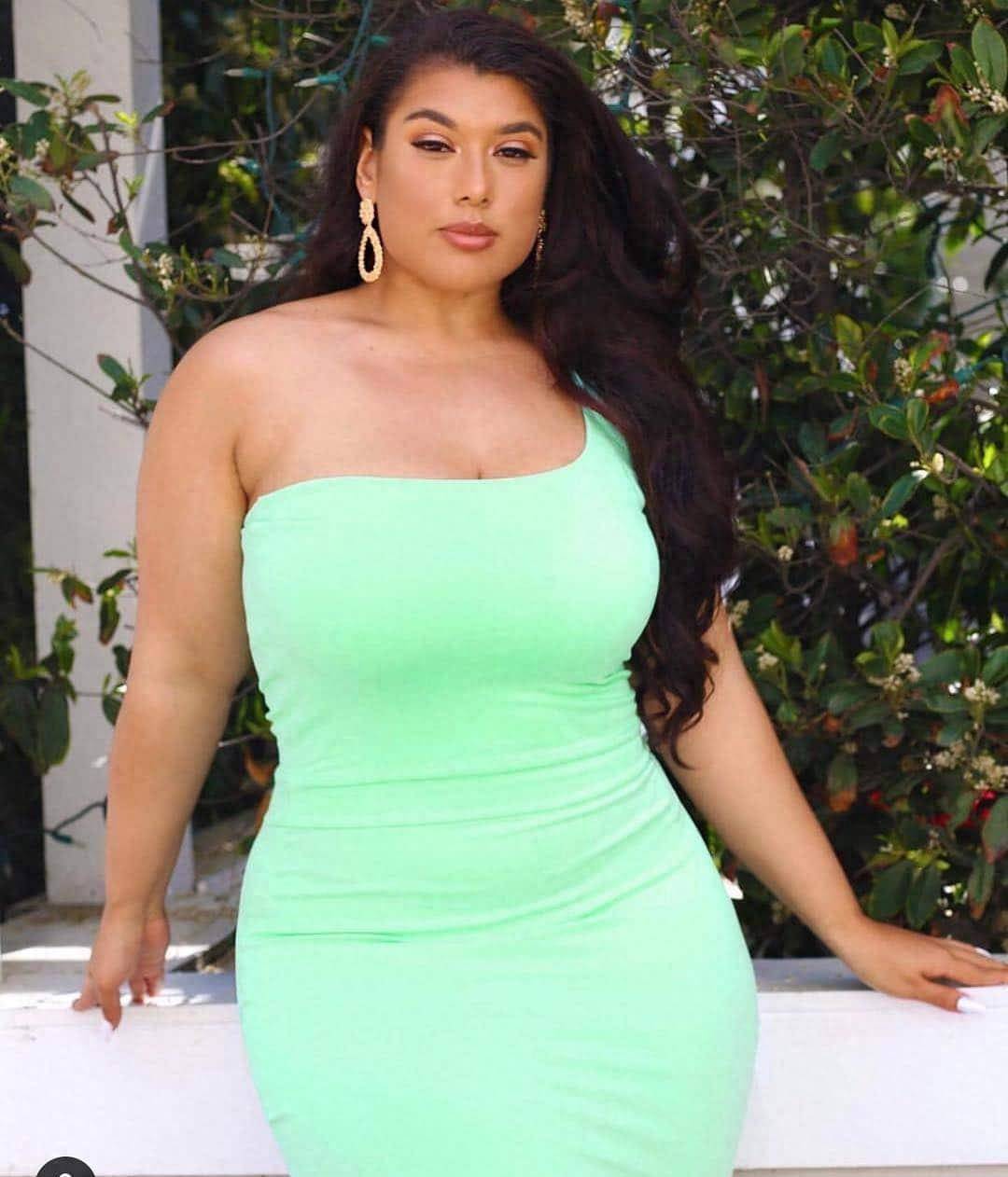 她拥有性感丰满的身材,作为大码模特的她,身上没有多余的赘肉,真是