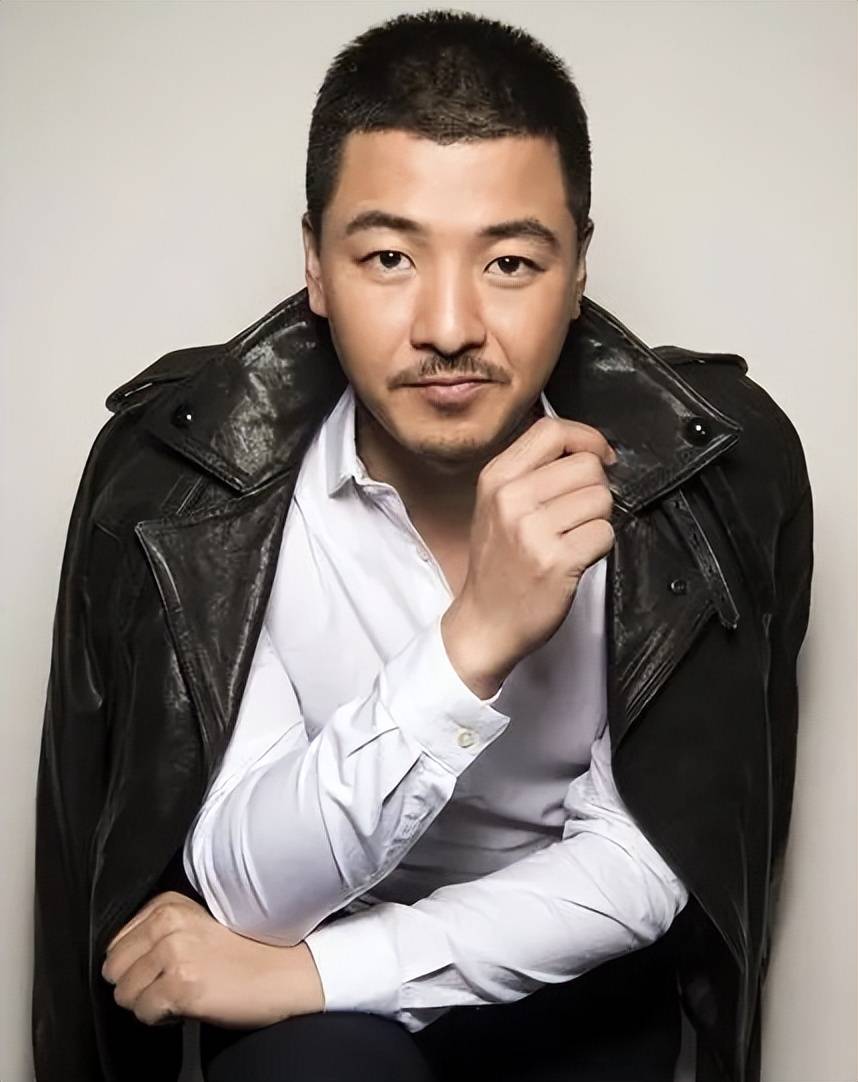 他演《闯关东》红了,娶美女同桌为妻,如今一家四口幸福美满_国歌_齐奎