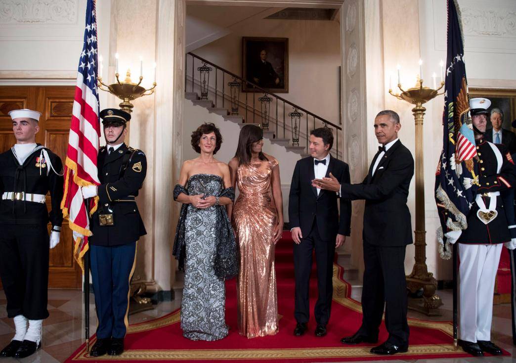 唐纳德·特朗普举行了他的第一次国宴,招待了法国总统埃马纽埃尔