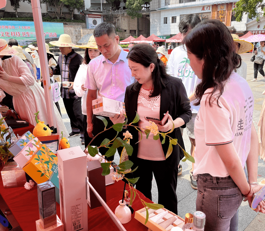 桂花公社参加2023年桂林市文化科技卫生"三下乡"活动_群众_陈利_服务