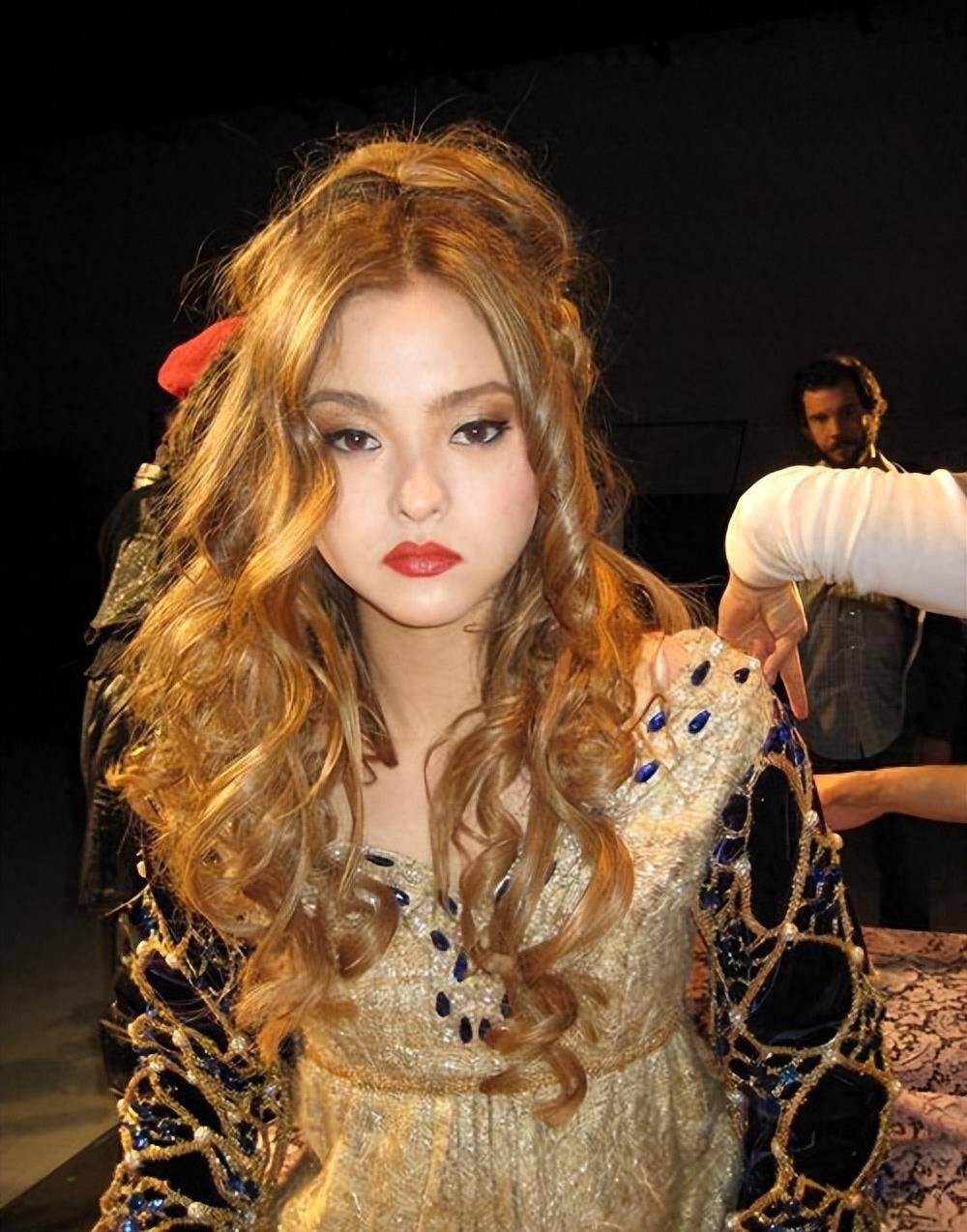 y2k创始人戴文青木是全球整容累模板,脸蛋丑,在国际领域逆袭成功_东方