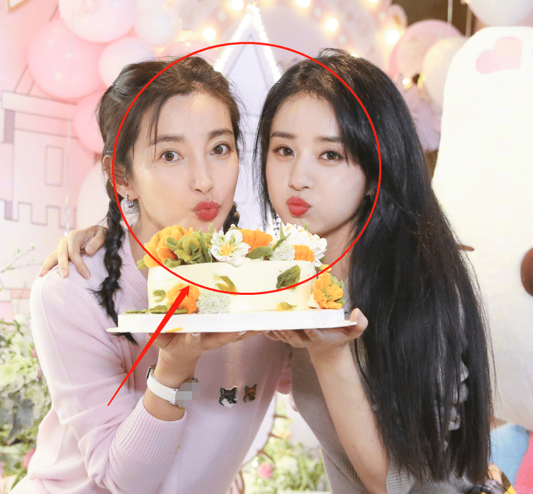 二人搭肩合照似姐妹,赵丽颖的腿却太抢镜了_生日_姿势_女明星