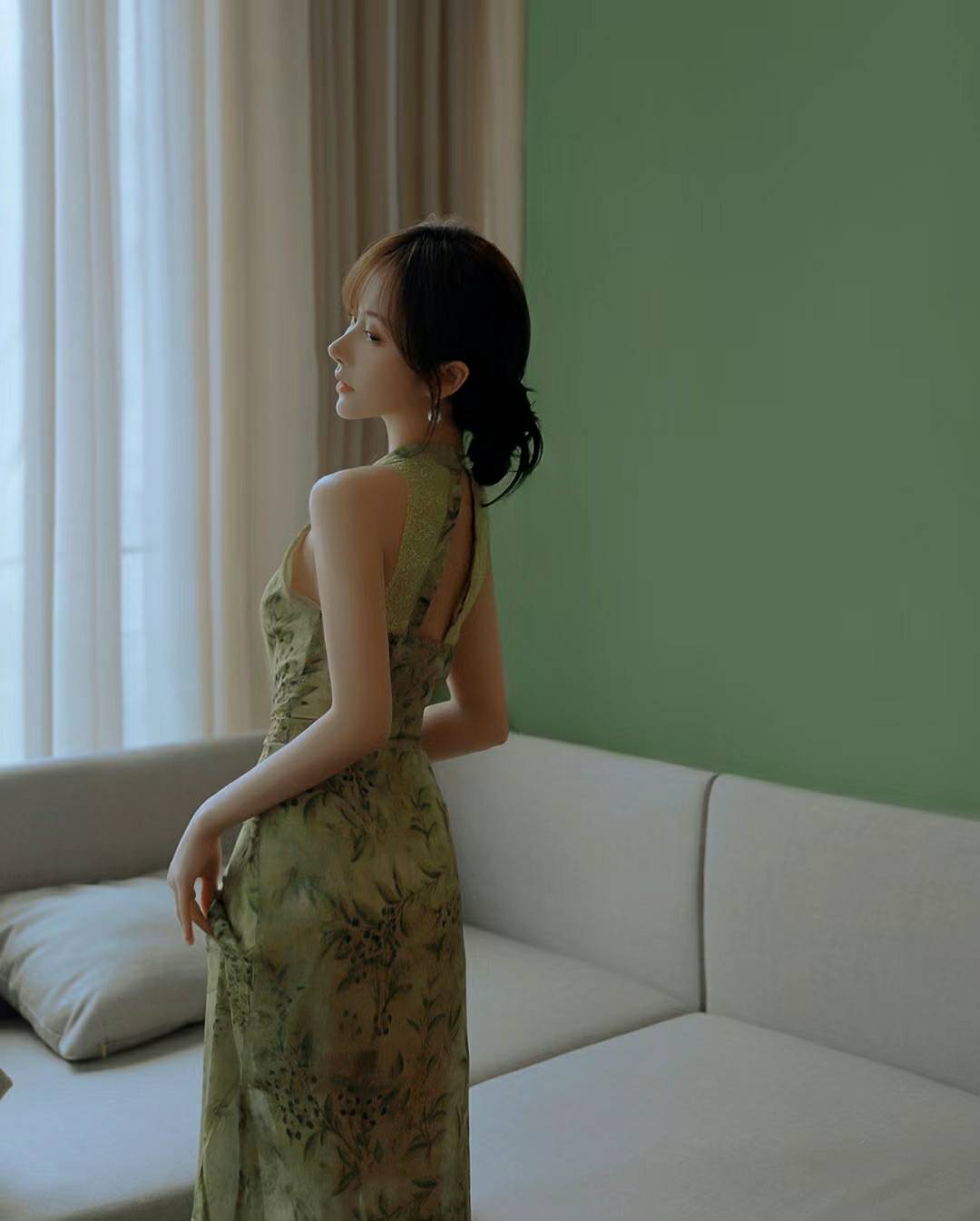 但是花色真的很美,也显得皮肤很白,侧面开叉又纯又欲,司藤的旗袍偏