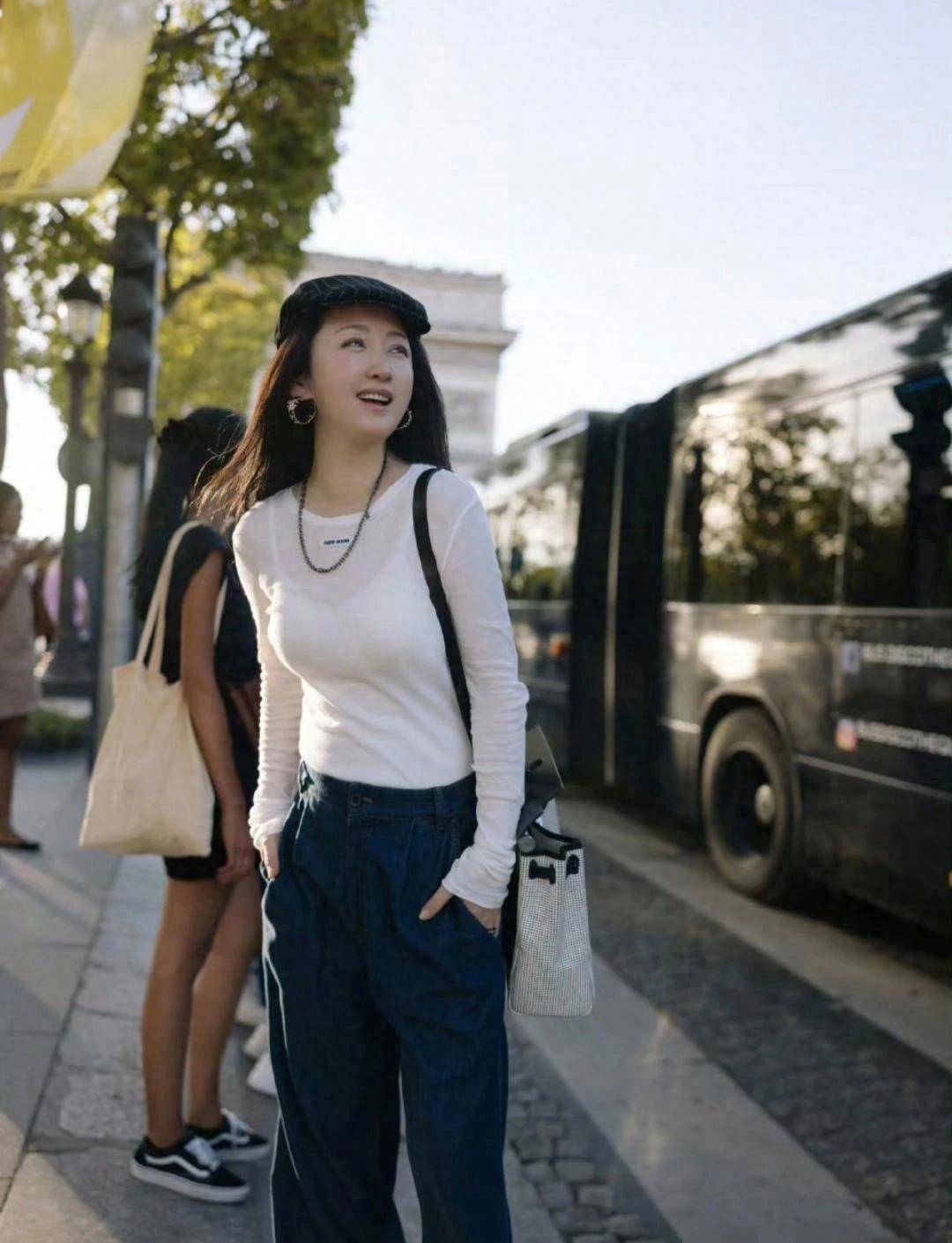 真看不出杨钰莹已经50多岁了,00后穿搭减龄又俏皮,活脱脱美少女_时尚