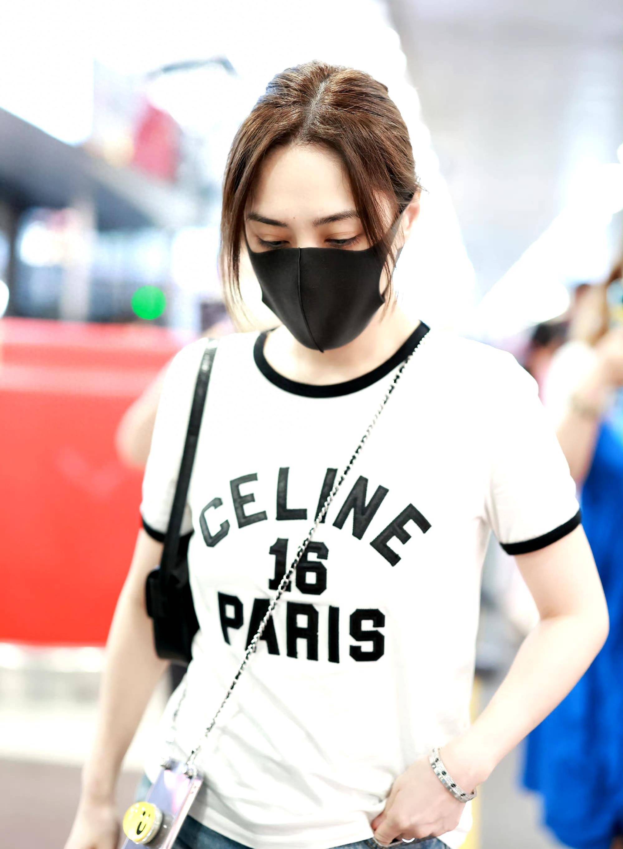 简单的白t恤和牛仔裤,她也有一种独特的美_短裤_白色_造型