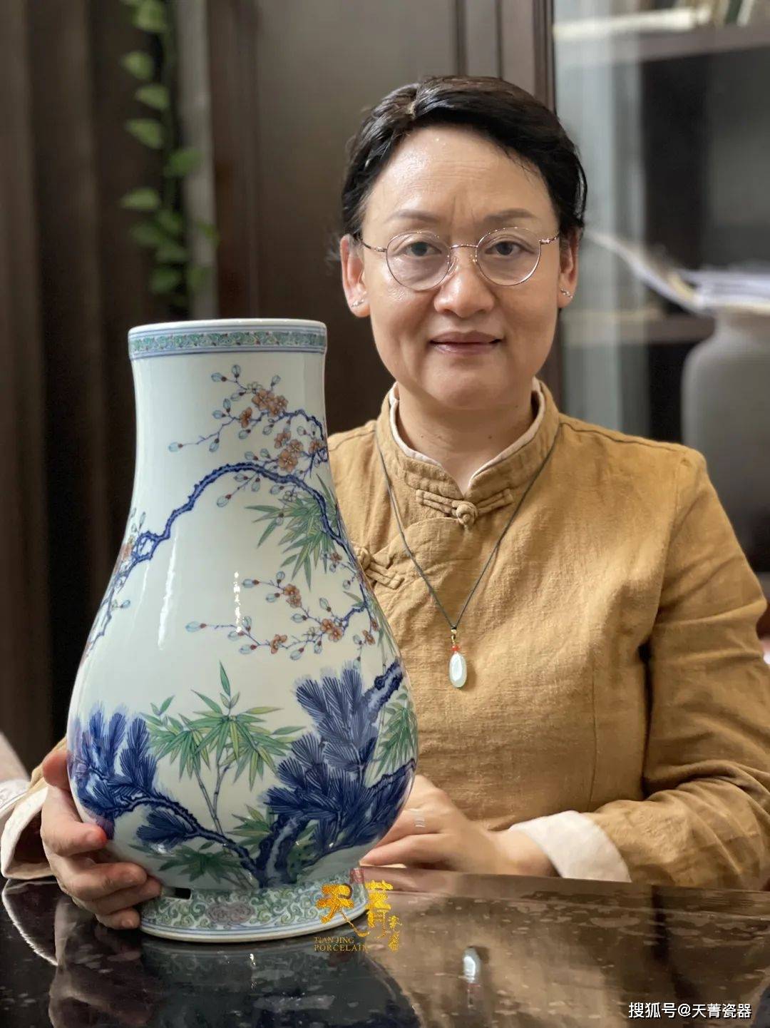 天菁瓷器|"斗彩女将军"【涂杏花】,青花斗彩双绝,画笔上的传奇一生