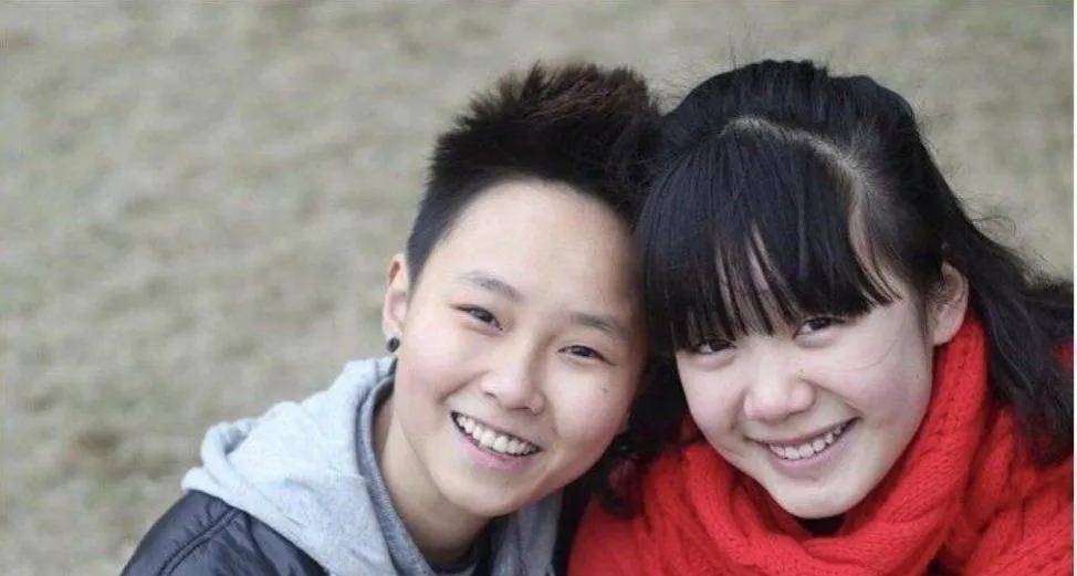 而且作为偶像的徐梦洁,纹身抽烟没文化样样都占了.