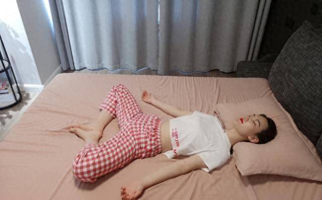 瑜伽教练和蒋娉婷都穿紧身衣服,美女更有魅力_身体_腹部_臀部