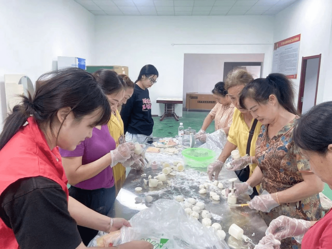 枝江群帮社工联合天门市岳口镇青华寺村开展浓情中秋幸福同享冰皮月饼