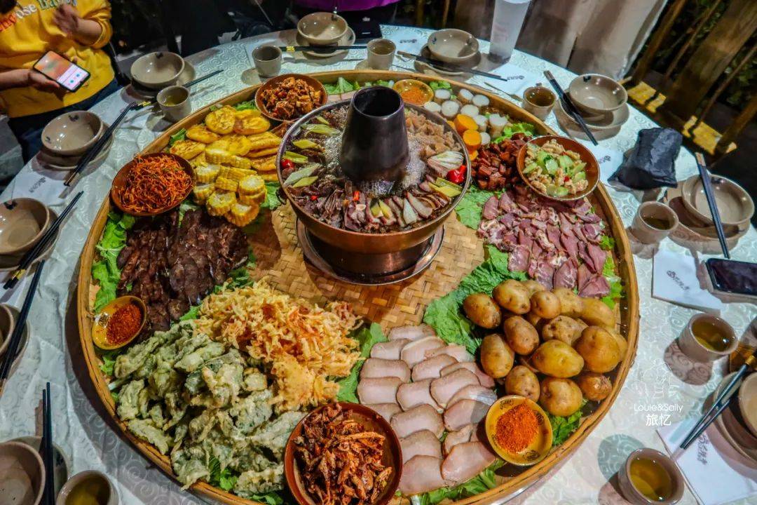 还有玉米搅团,酸菜面块,手工荞麦面羌山老腊肉,羌地水粑馍馍青稞馅饼