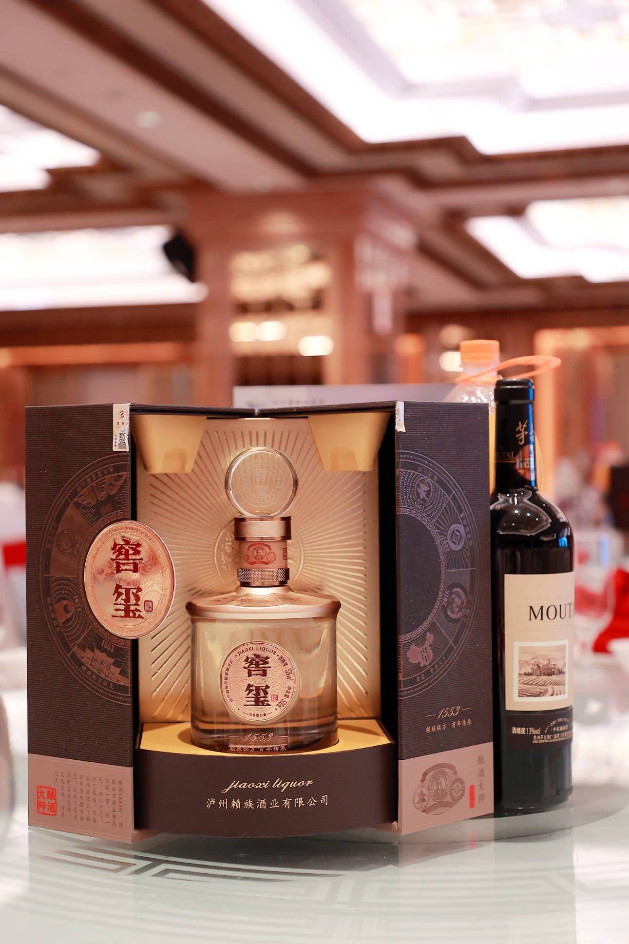 原料选用优质糯米红高粱,通过百年老窖池"赖槽坊"酿造而成.