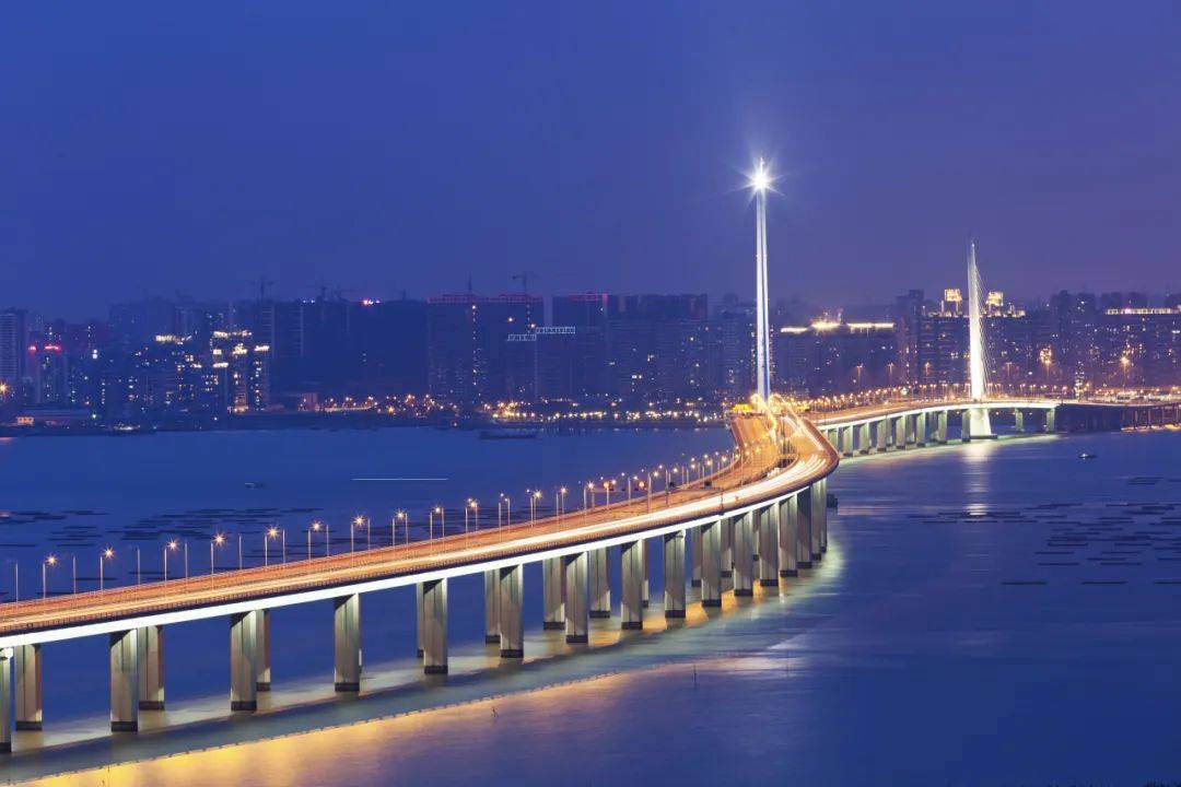 目前能够办理粤港两地车牌的口岸有:港珠澳大桥口岸,深圳湾口岸