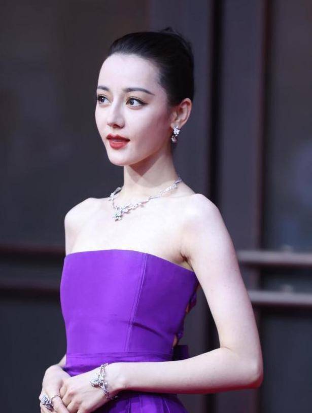 看了迪丽热巴的照片,我才明白什么是真正的"光滑肌肤"!