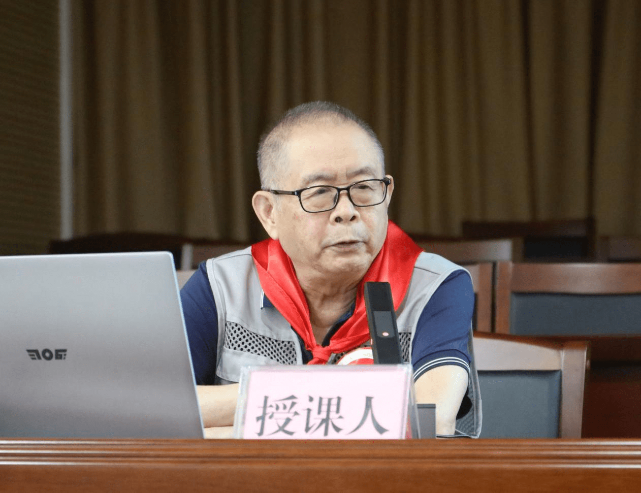 开国大将黄克诚之子黄煦讲课万秀区四家班子领导成员及其他在职处级