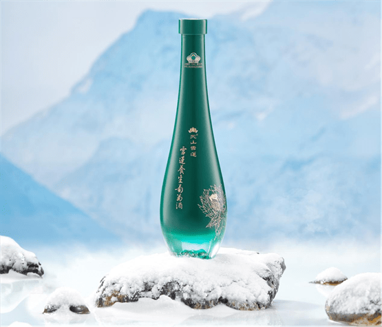 并常将雪莲口服液及雪莲养生葡萄酒伴随左右,以身效验,悉心体悟,将其