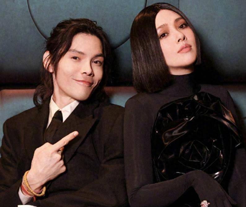 郭碧婷向佐电影节被偶遇,郭碧婷染黄发干枯毛躁,向佐身高185cm_网友