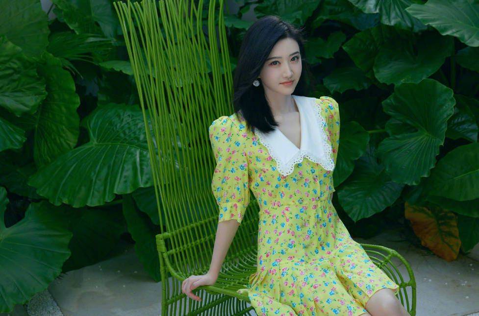 景甜穿碎花裙复古温柔 发丝乌黑映衬雪白肌肤_魅力_时尚_照片