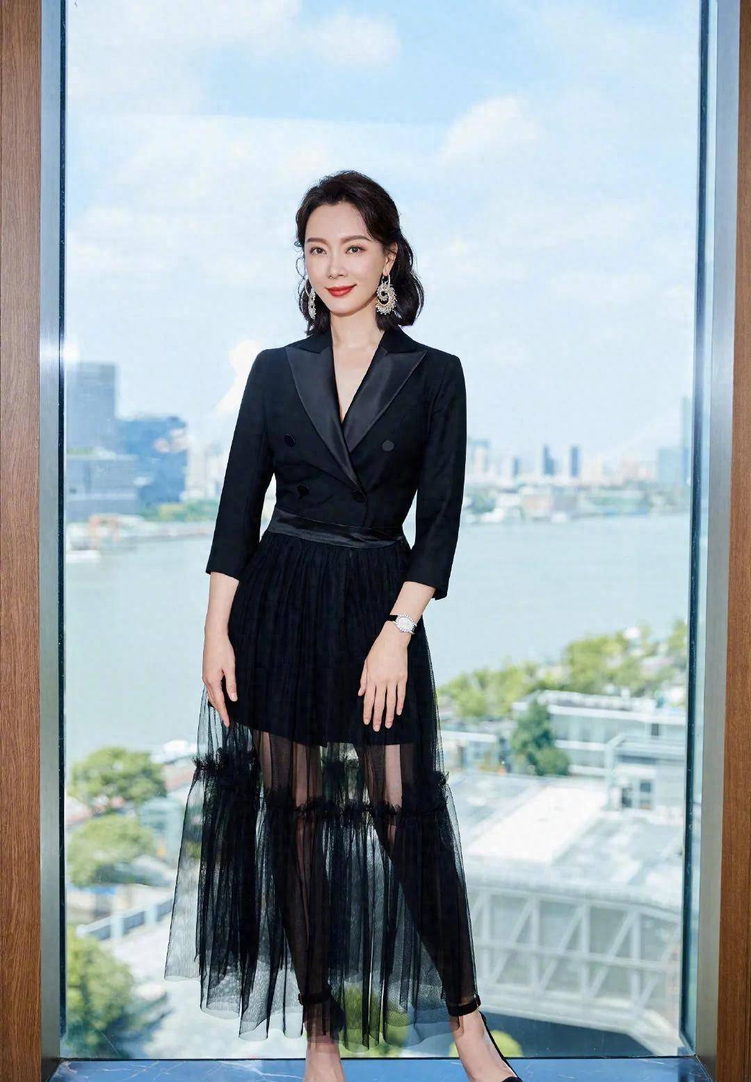 优雅有力的穿衣风格,陈数46岁时的穿搭秘诀_衣服_形象_款式