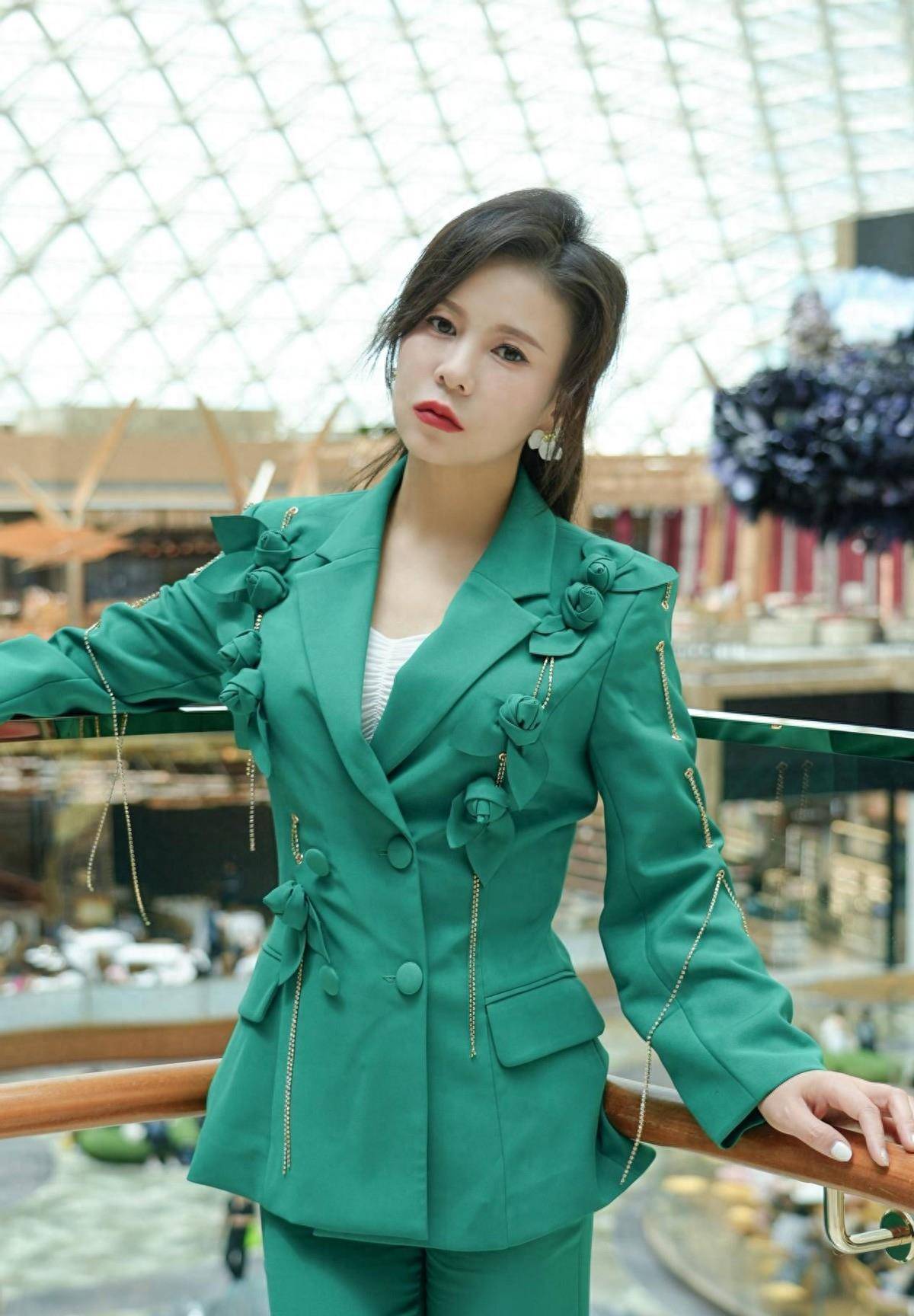 主持人与刘美希澳门合影,风格各异 聊美学_专业_个人_时尚