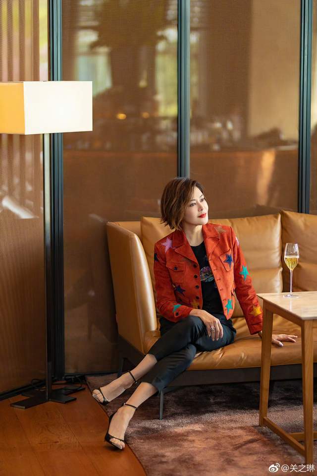 关之琳"江苏常州"出席,脸颊饱满圆润似"回春",61岁不输40岁