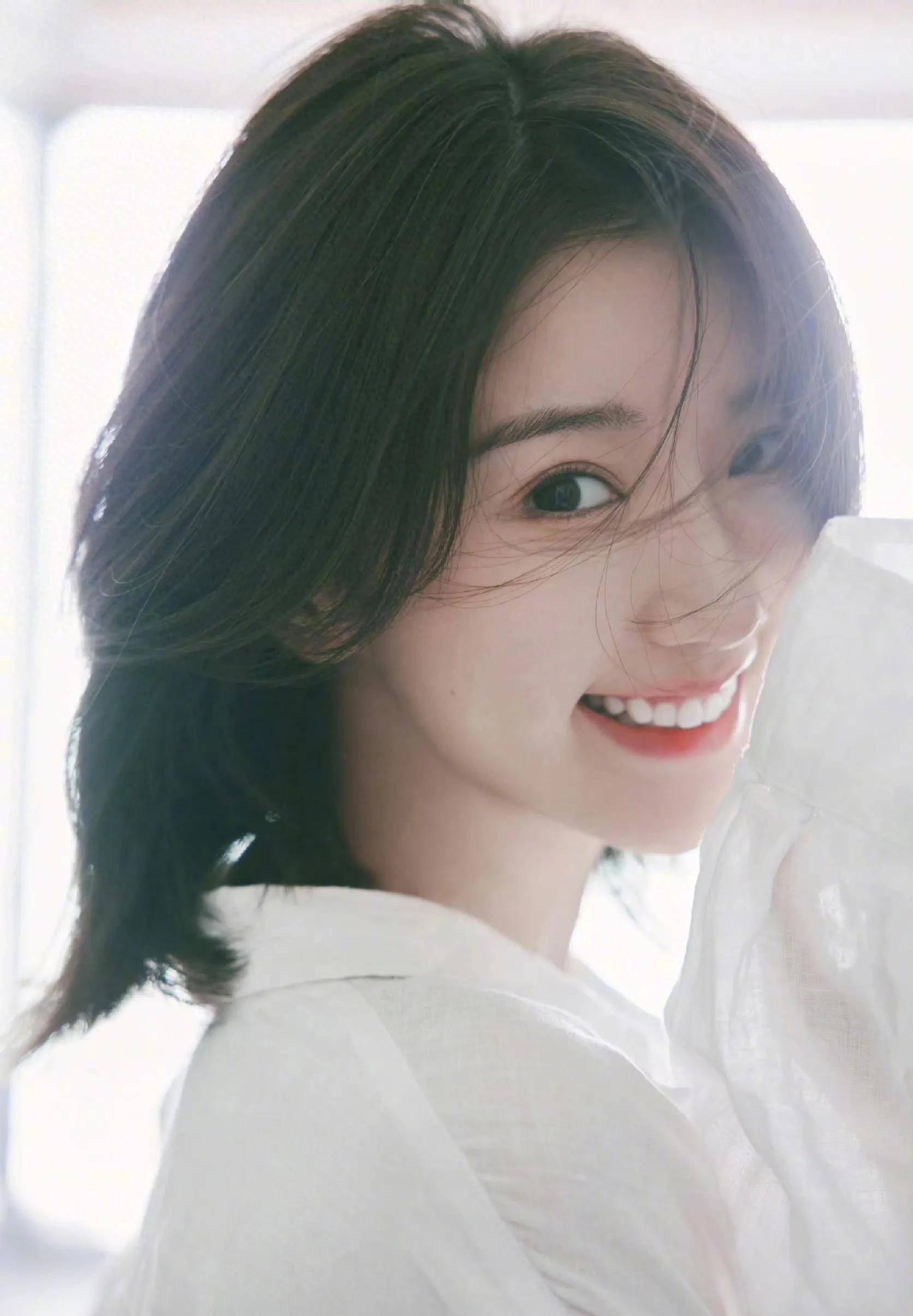 毛晓彤晒衬衣美照,慵懒随意,也是浪漫轻盈风格的最佳演绎_清新_衬衫