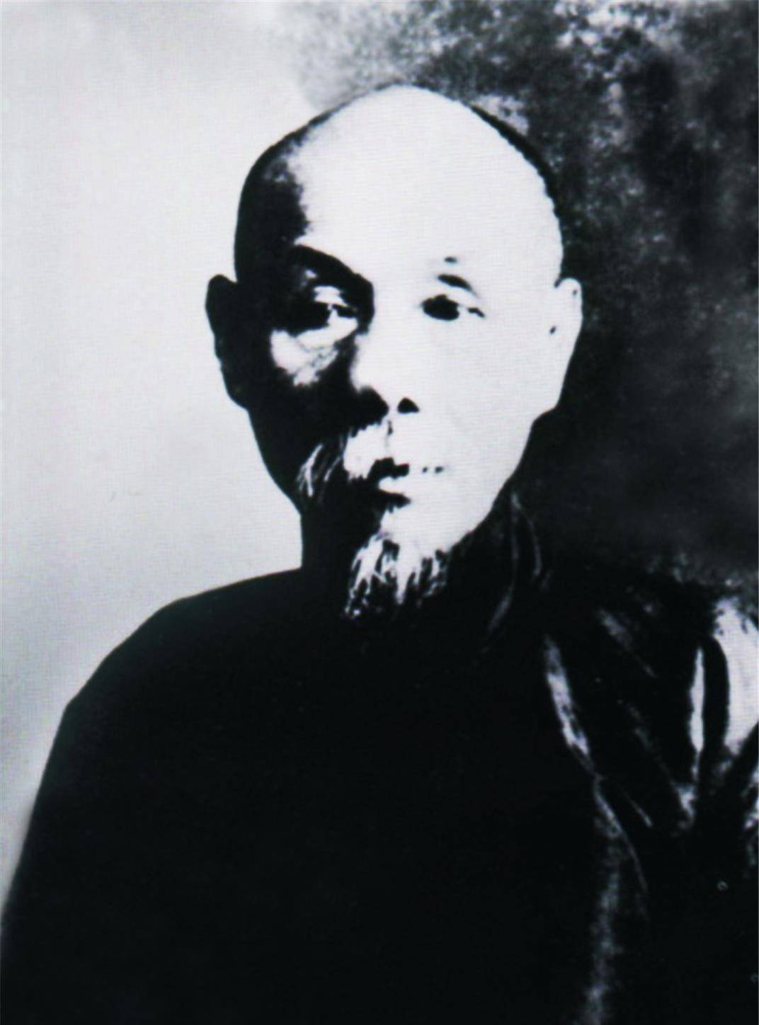 图:林纾先生像"嫖赌娶妾等事,本校进德会所戒也