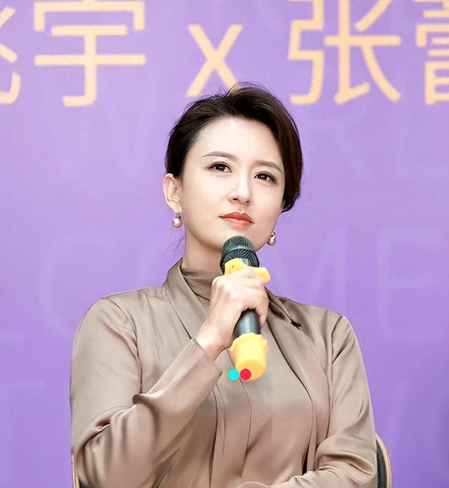 张蕾:专访作家毕飞宇,装扮温婉知性离开央视之后越来越有一姐范_直播