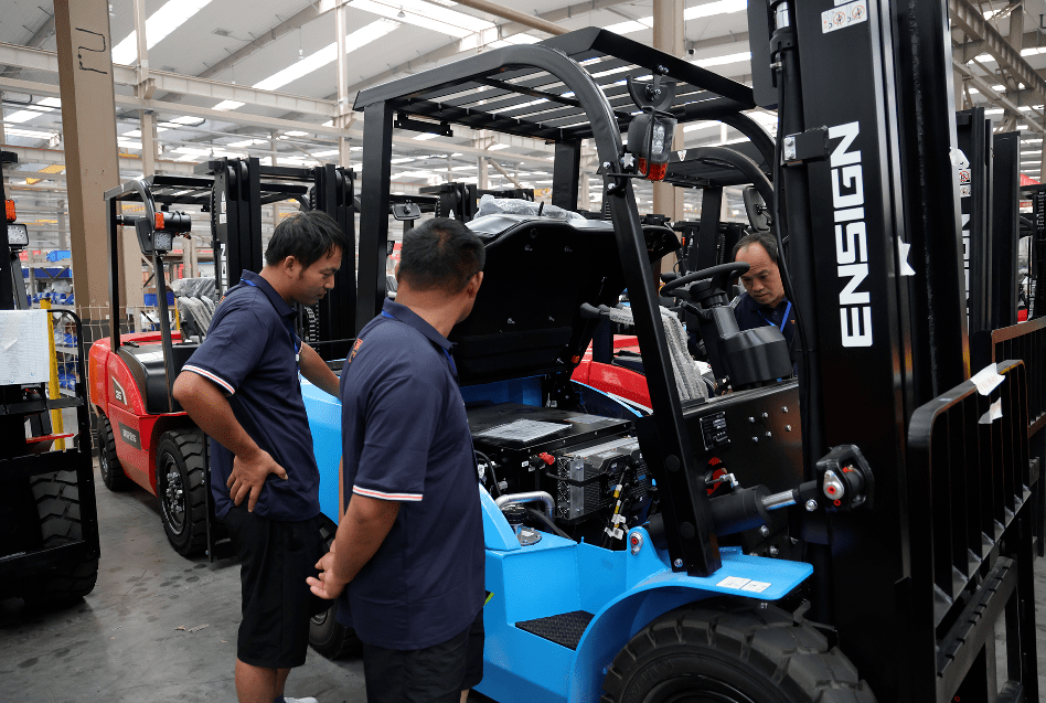 近日,英轩叉车2023年首届服务技能培训在潍坊正式启航,来自全国各地的