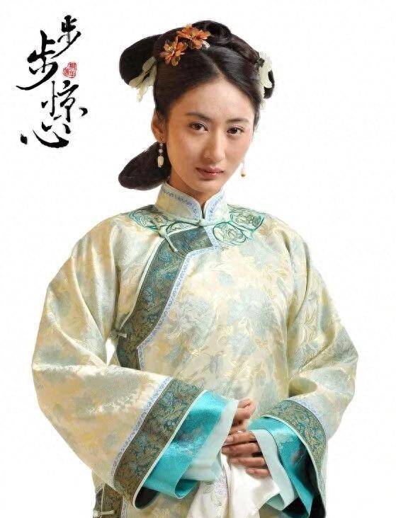 但知书识礼,有情有义,后陪伴十三阿哥幽禁于养蜂夹道,并生一女承欢,因