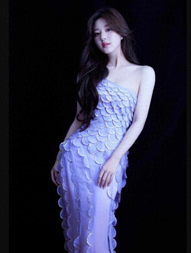 赵露思的闪闪发光的裙子和公主的裙子真是太可爱了,太可爱了!