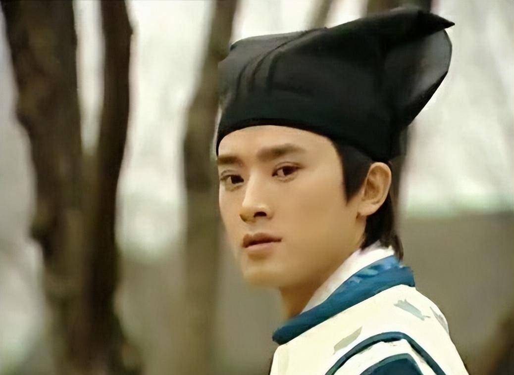 在《少年包青天》里扮演公孙策的任泉丰神俊朗,一表人才,是多少网友