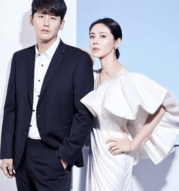 机场偶遇秋瓷炫夫妇,女方包裹严实显低调,于晓光忙前忙后很贴心_网友