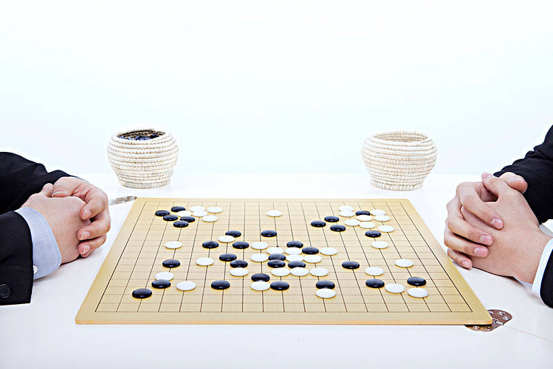 围棋落子手势背后的文化与技巧:为何不能像捏瓜子一样拿棋子?