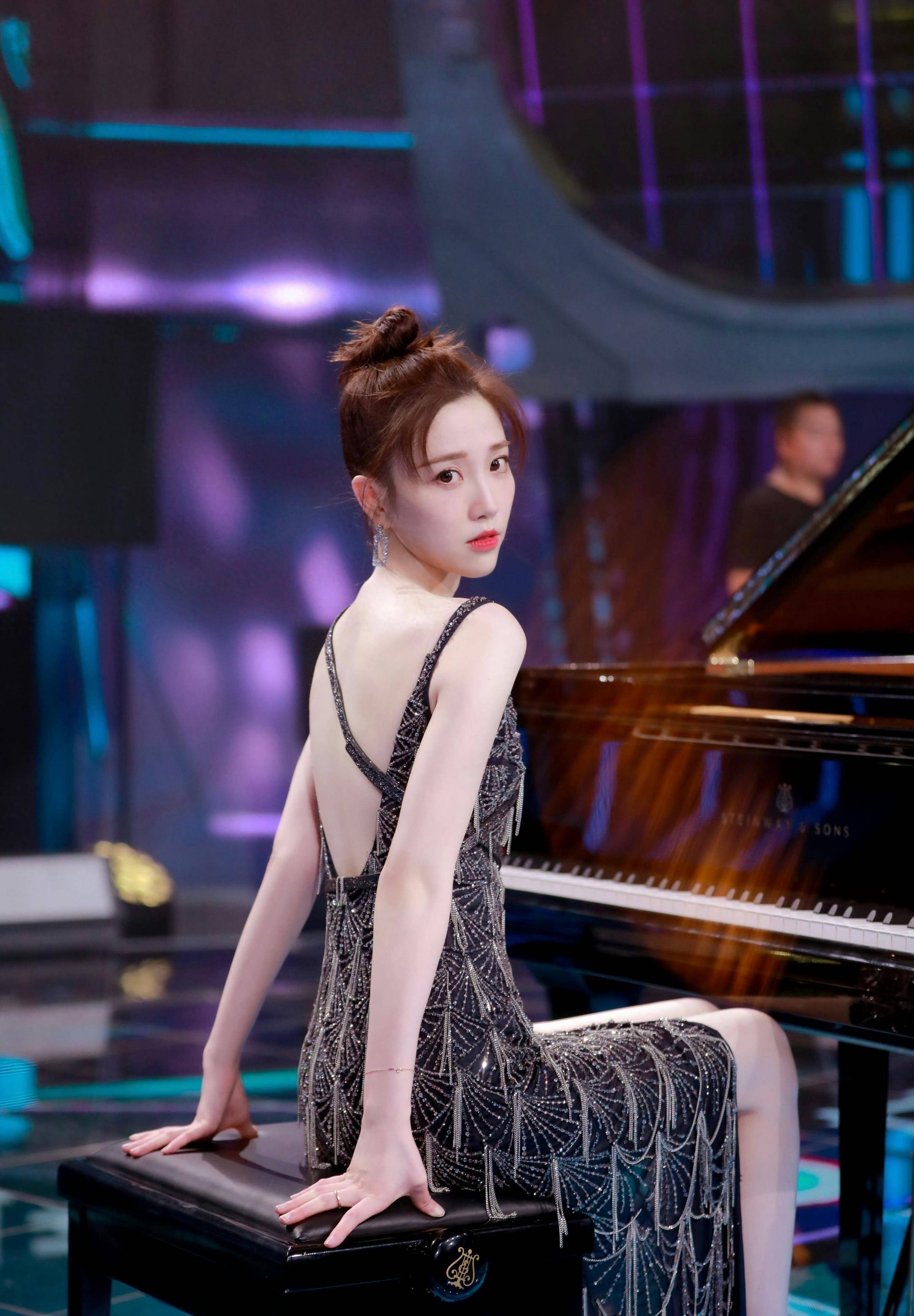 张纯烨-黑色流苏露背裙-白嫩长腿搭配高跟凉鞋-分享弹钢琴的照片_音乐