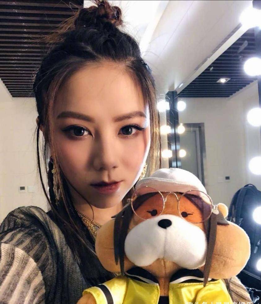 天不怕地不怕,就怕邓紫棋不化妆,这素颜脸:确定是本人?