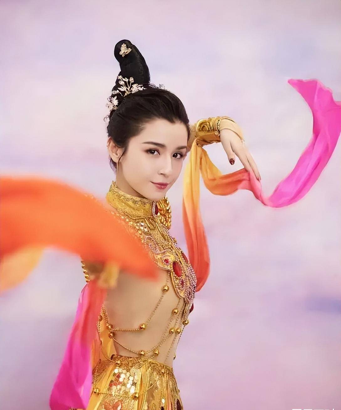 哈妮克孜:一舞成名被陈赫签约陷圈养传闻,碰瓷热巴靠秦霄贤翻红