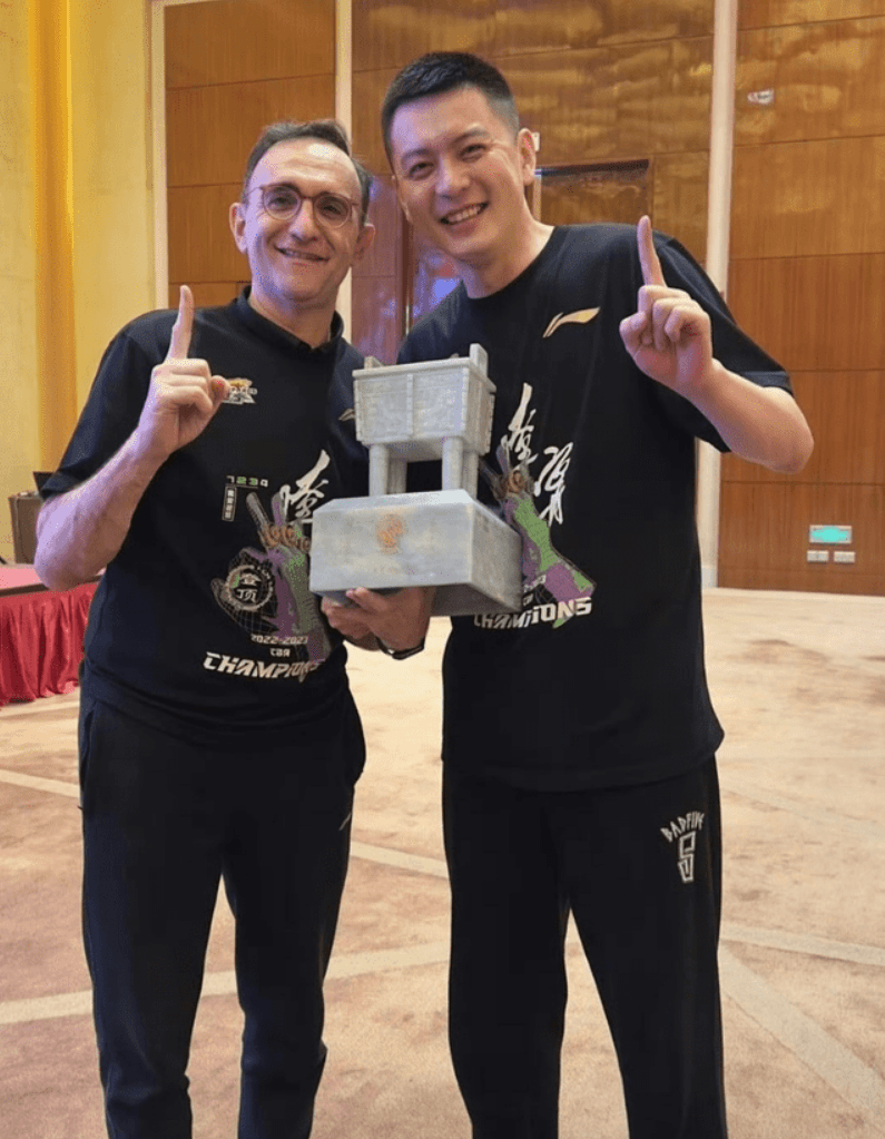三冠教练不续约,洋帅被扶正,球迷:俱乐部疯了_辽宁男篮_杨鸣_乌戈