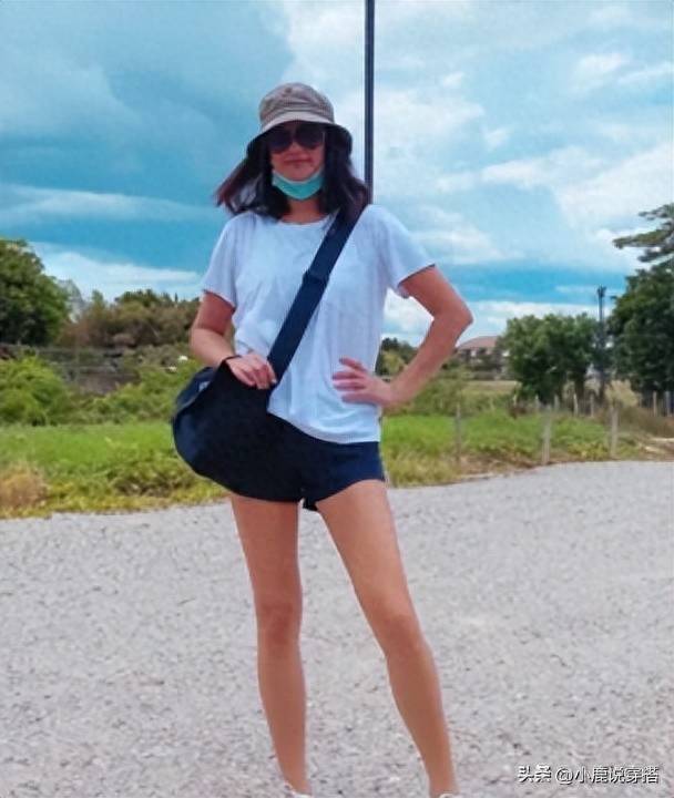 51岁瞿颖,身材略显发福,穿抹胸裙显瘦又迷人,散发出高级性感_时尚