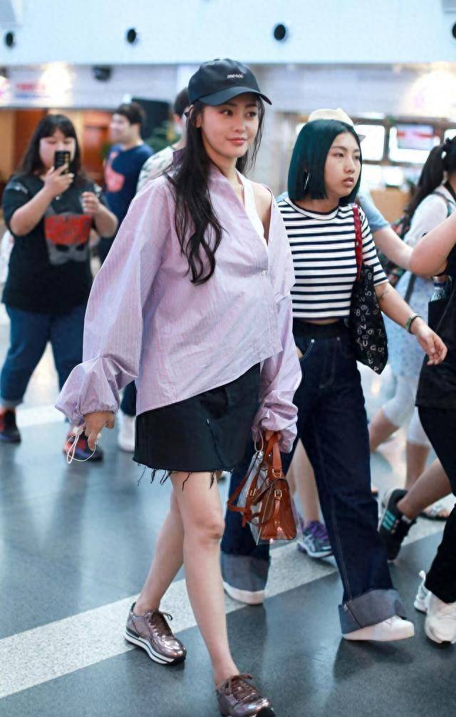 张天爱大胆"素颜"现身机场,真实皮肤状态引发热议_衣服_效果_颜色