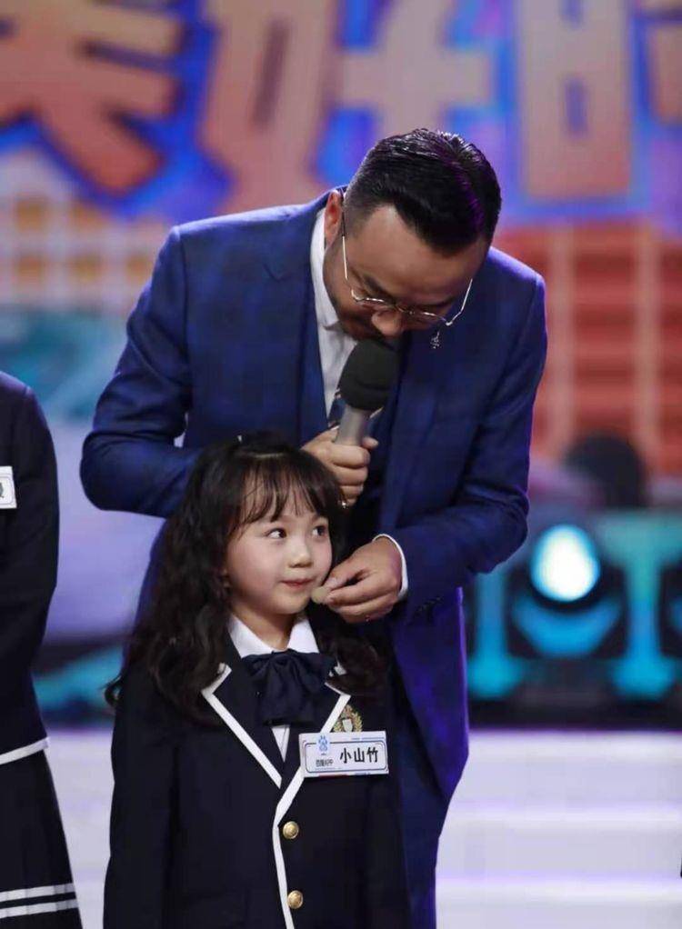 《爸爸去哪儿》小山竹近照曝光,穿露腰装,遭网友吐槽_邓伦_照片_小孩