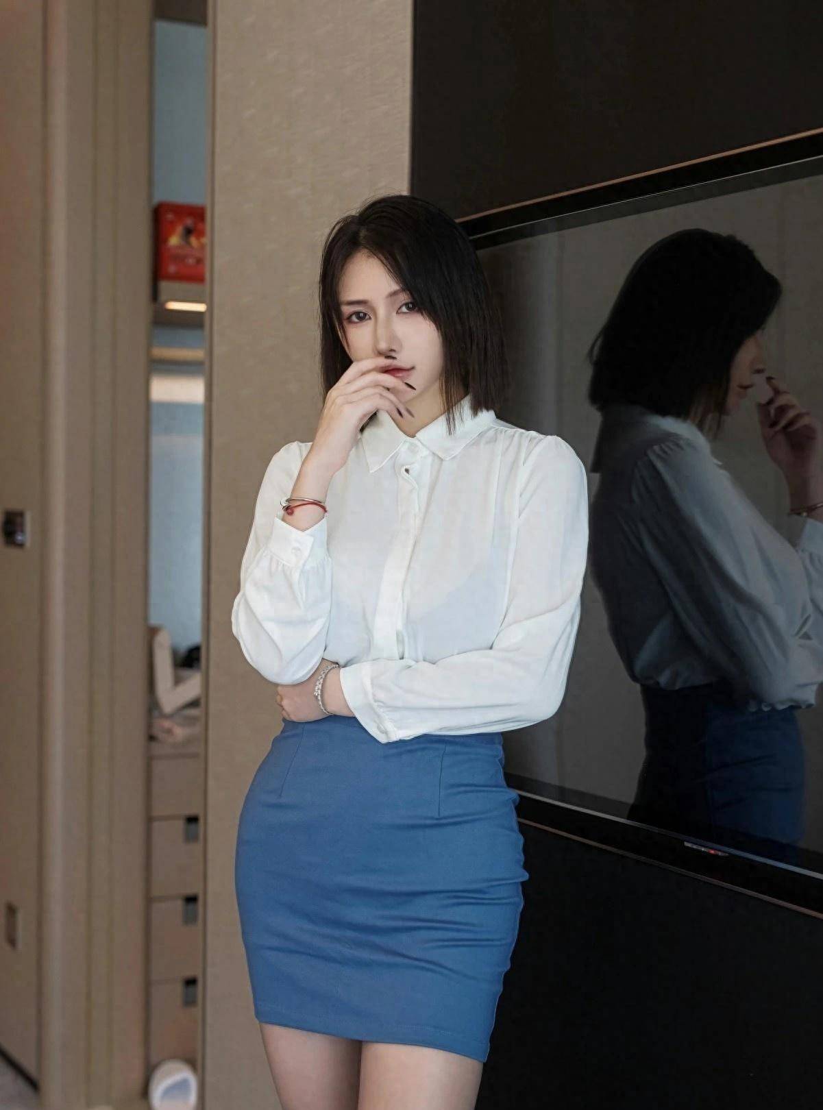 短发美女身穿白色衬衫浅蓝色包臀裙白色高跟鞋精致才华横溢时尚