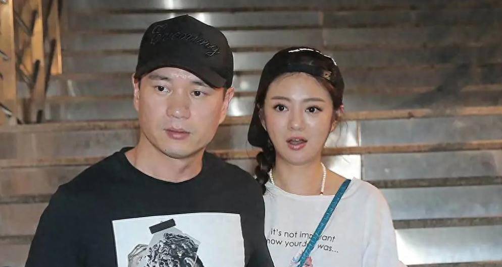 安以轩豪门阔太梦碎后,消失一年半首次现身,身体状况令人忧心_陈荣炼