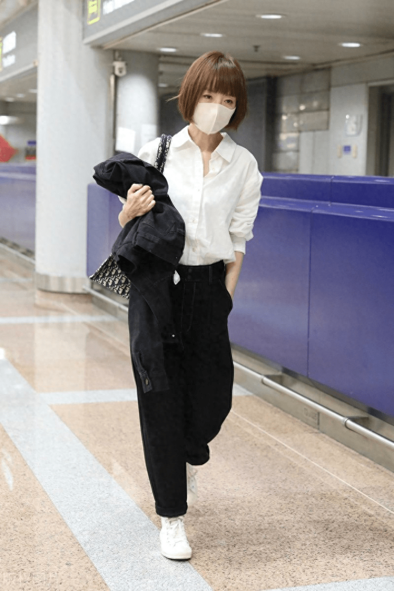 53岁鲁豫胖20斤整容式变美!走机场穿修身裙,又时髦又有曲线美!