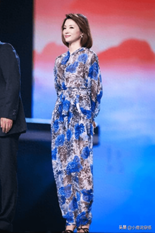 头一回见董卿"扎头发"!素颜穿紧身裙也难掩饱满身材_整体_时尚_的设计