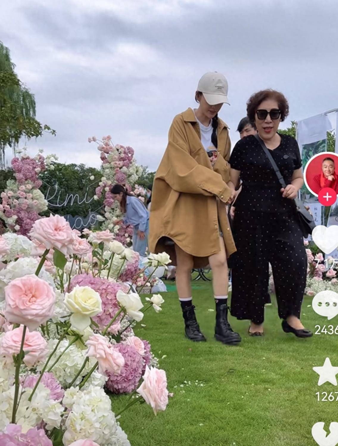 陈乔恩去祭拜乔任梁,和乔任梁妈妈牵手拥抱,爸爸的举动太心酸_生活