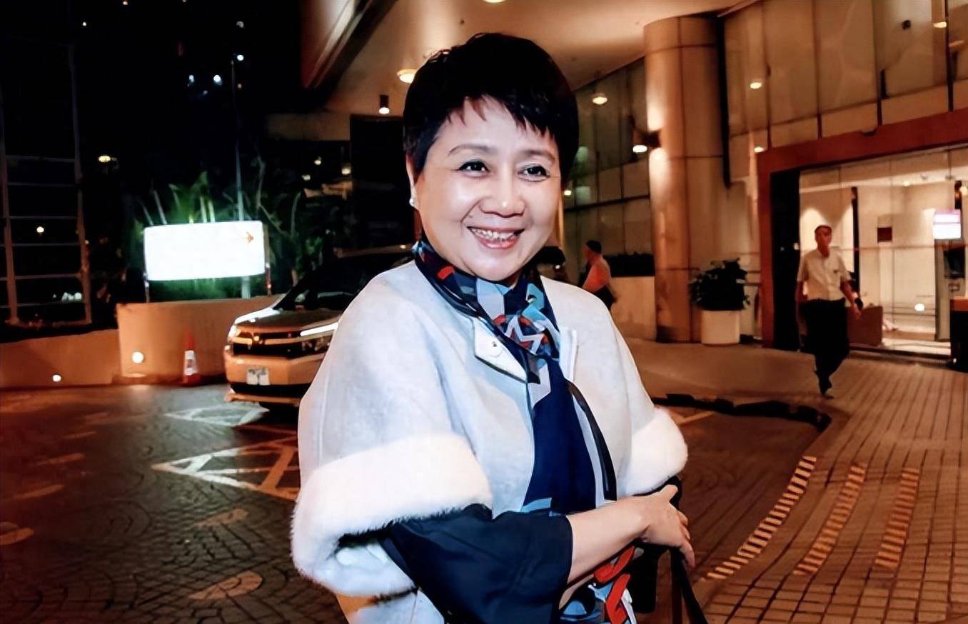 四太梁安琪现身深圳看展,提30万鳄鱼皮显阔气,短发造型被指男相_网友