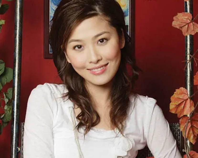 周丽淇带娃逛公园,儿子四肢纤细皮肤白皙,体贴照顾近况零走样_傅程鹏